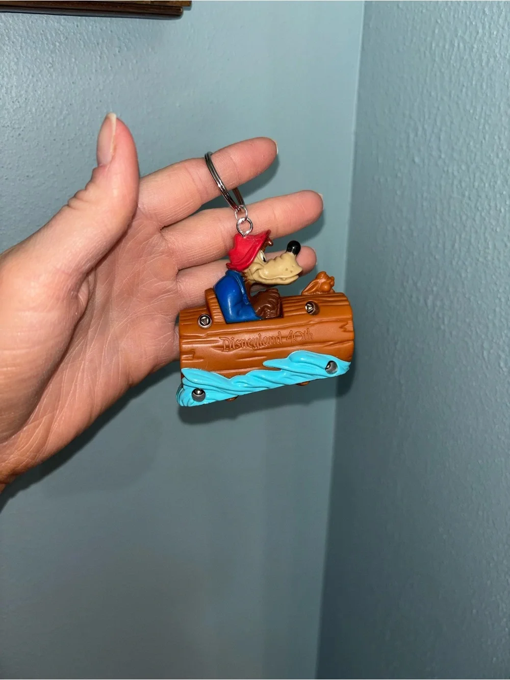 Disneyland 40th Anniversary Splash Mountain Goofy Log Ride Keychain 1995 Disney